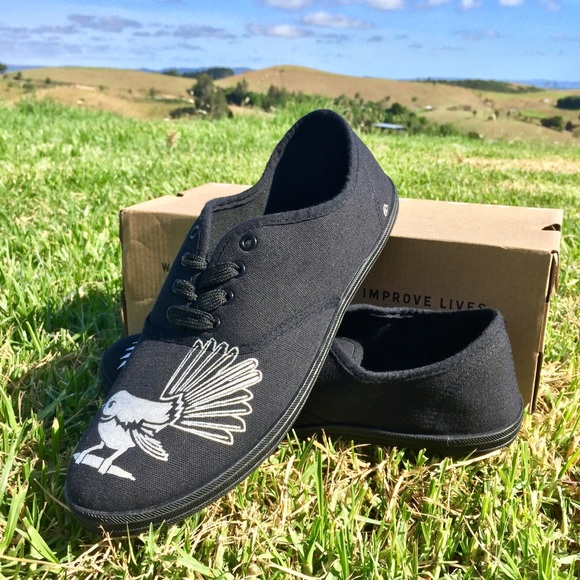 Kiwi Style custom hand painted TOMS - Picture 4 of 6